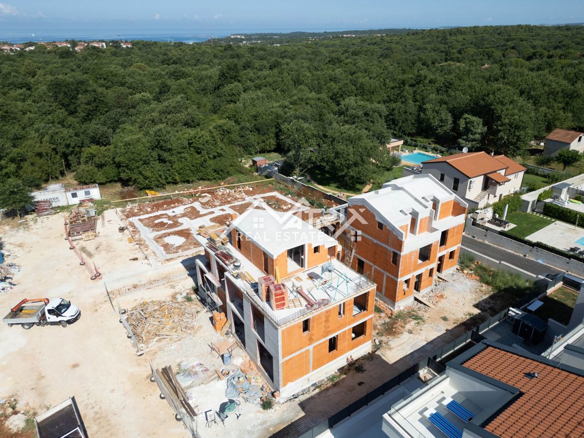 Poreč, dvojna družinska hiša z bazenom in vrtom