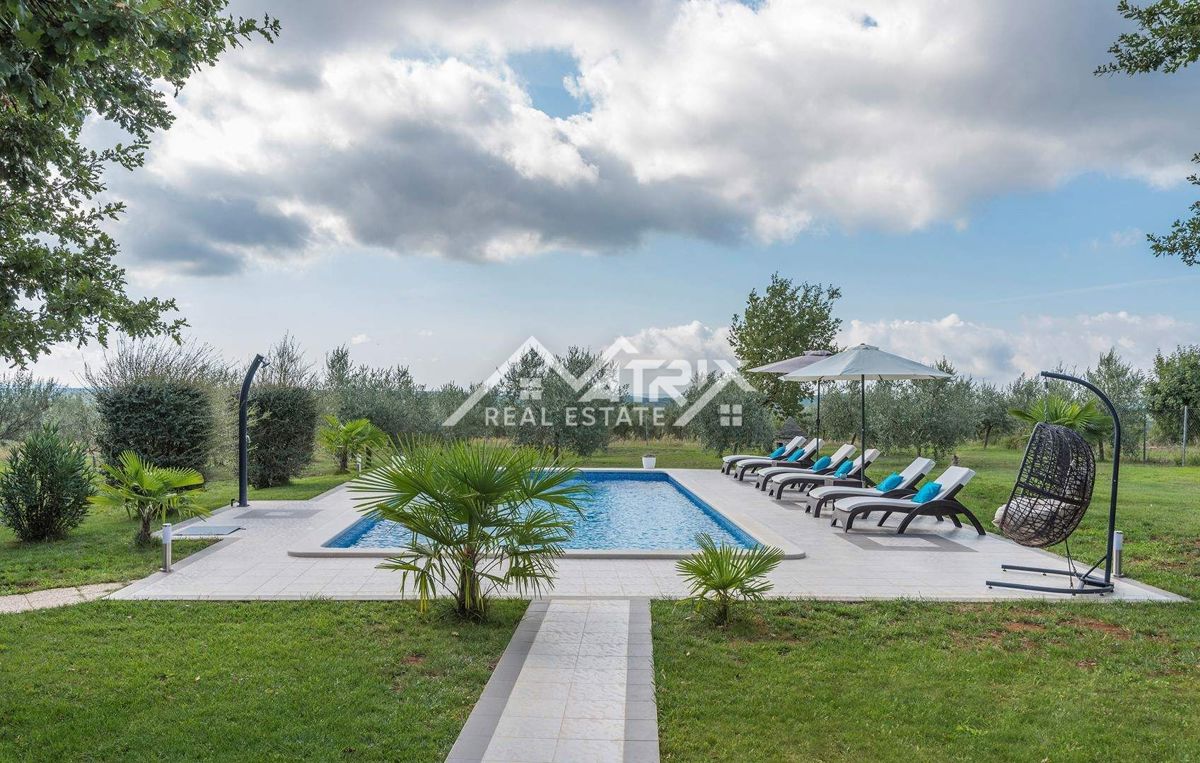 Rovinj okolica, posestvo z dvema hišama, bazen in pogled na morje