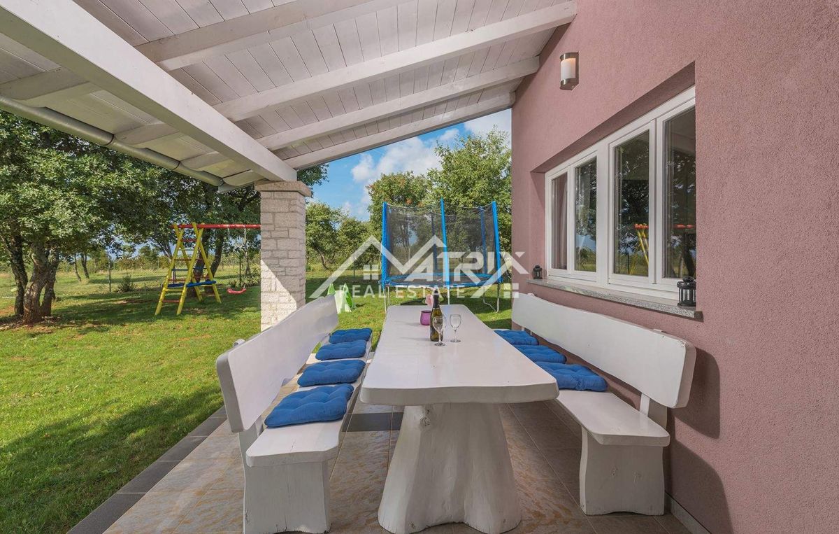 Rovinj okolica, posestvo z dvema hišama, bazen in pogled na morje