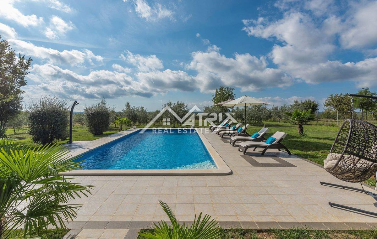 Rovinj okolica, posestvo z dvema hišama, bazen in pogled na morje