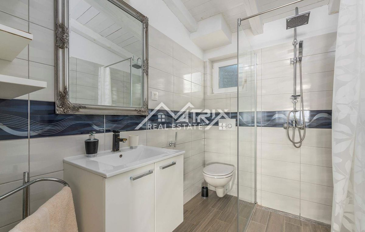 Rovinj okolica, posestvo z dvema hišama, bazen in pogled na morje