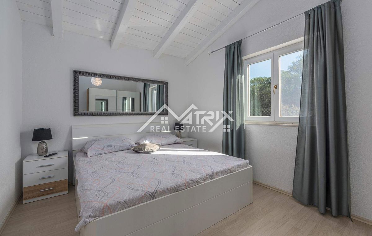 Rovinj okolica, posestvo z dvema hišama, bazen in pogled na morje