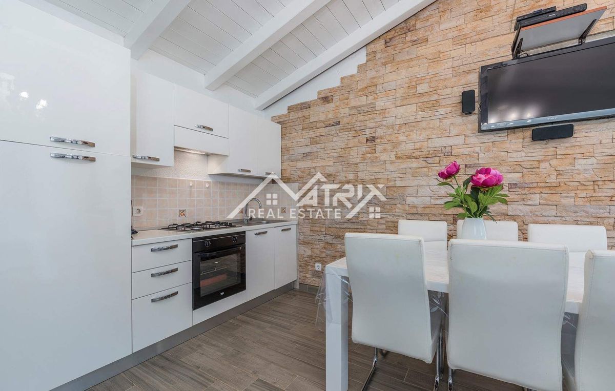 Rovinj okolica, posestvo z dvema hišama, bazen in pogled na morje