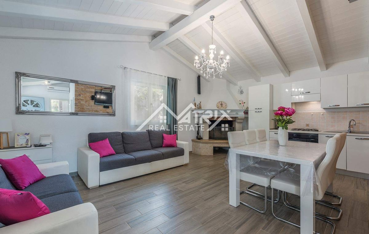 Rovinj okolica, posestvo z dvema hišama, bazen in pogled na morje