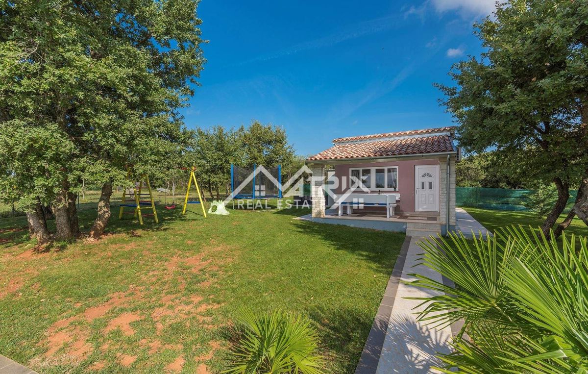 Rovinj okolica, posestvo z dvema hišama, bazen in pogled na morje