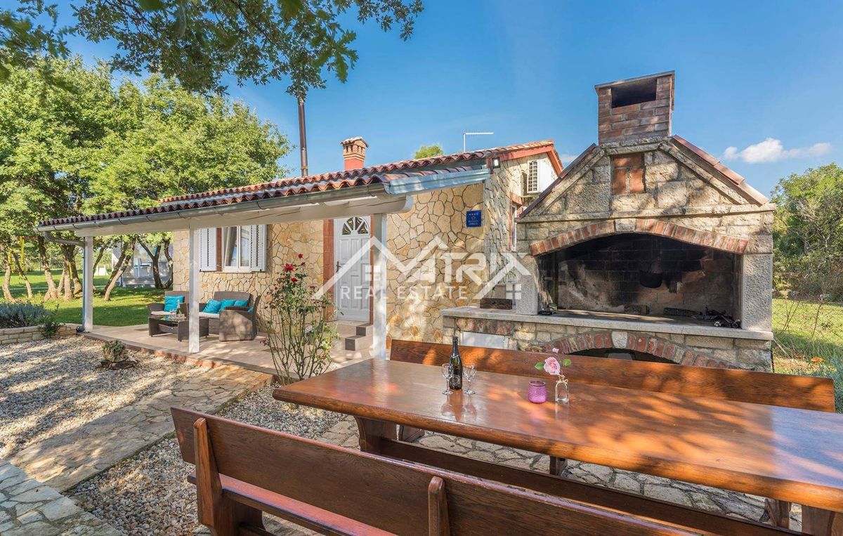 Rovinj okolica, posestvo z dvema hišama, bazen in pogled na morje