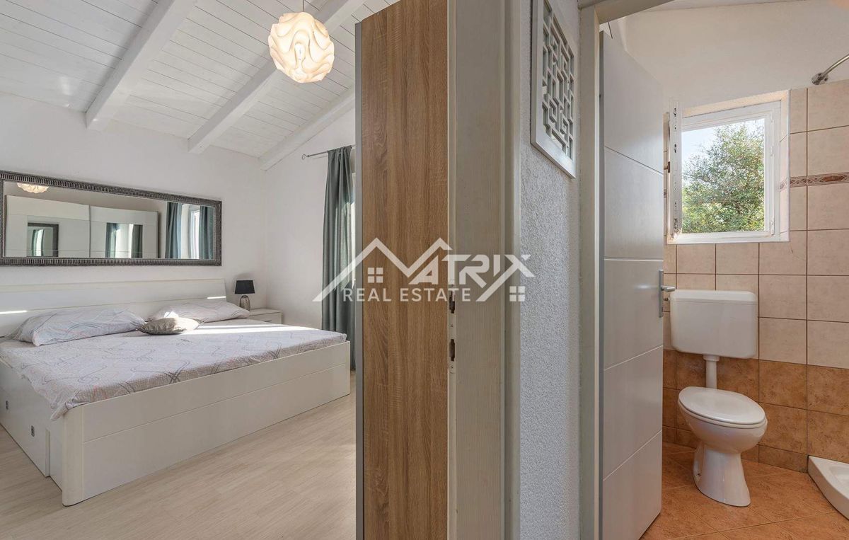 Rovinj okolica, posestvo z dvema hišama, bazen in pogled na morje