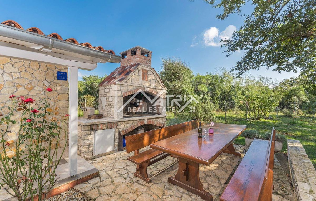 Rovinj okolica, posestvo z dvema hišama, bazen in pogled na morje