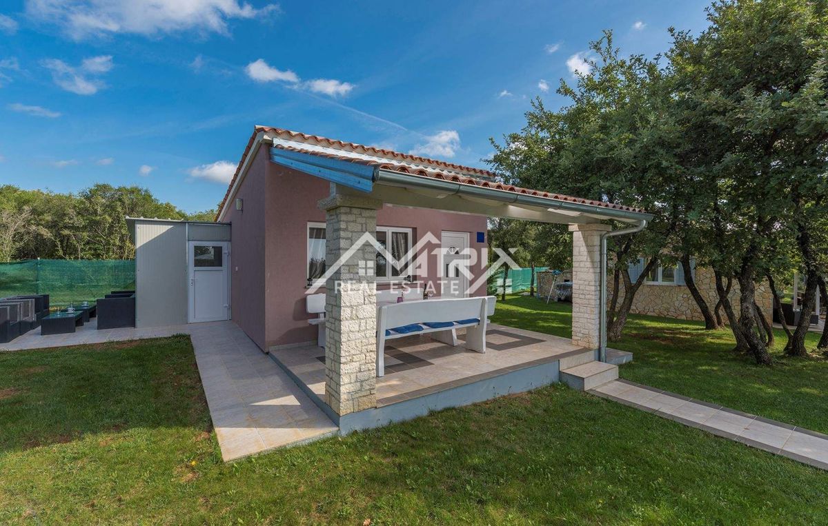 Rovinj okolica, posestvo z dvema hišama, bazen in pogled na morje