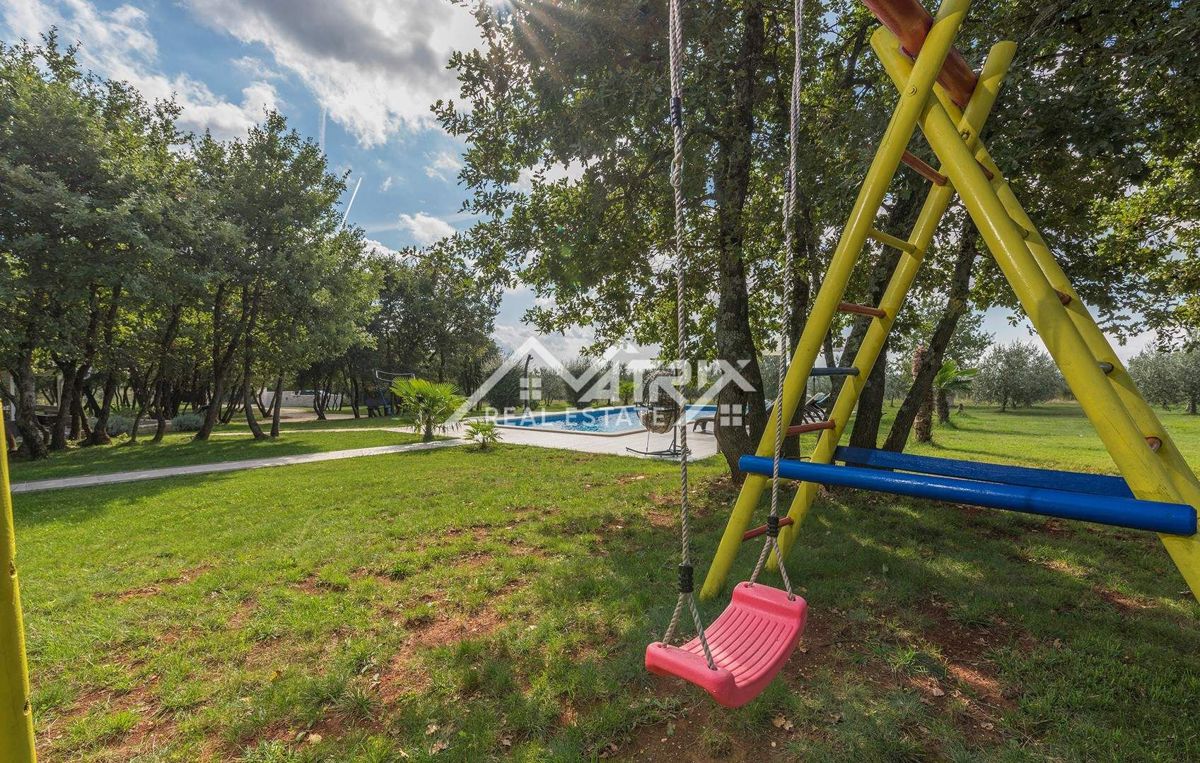 Rovinj okolica, posestvo z dvema hišama, bazen in pogled na morje