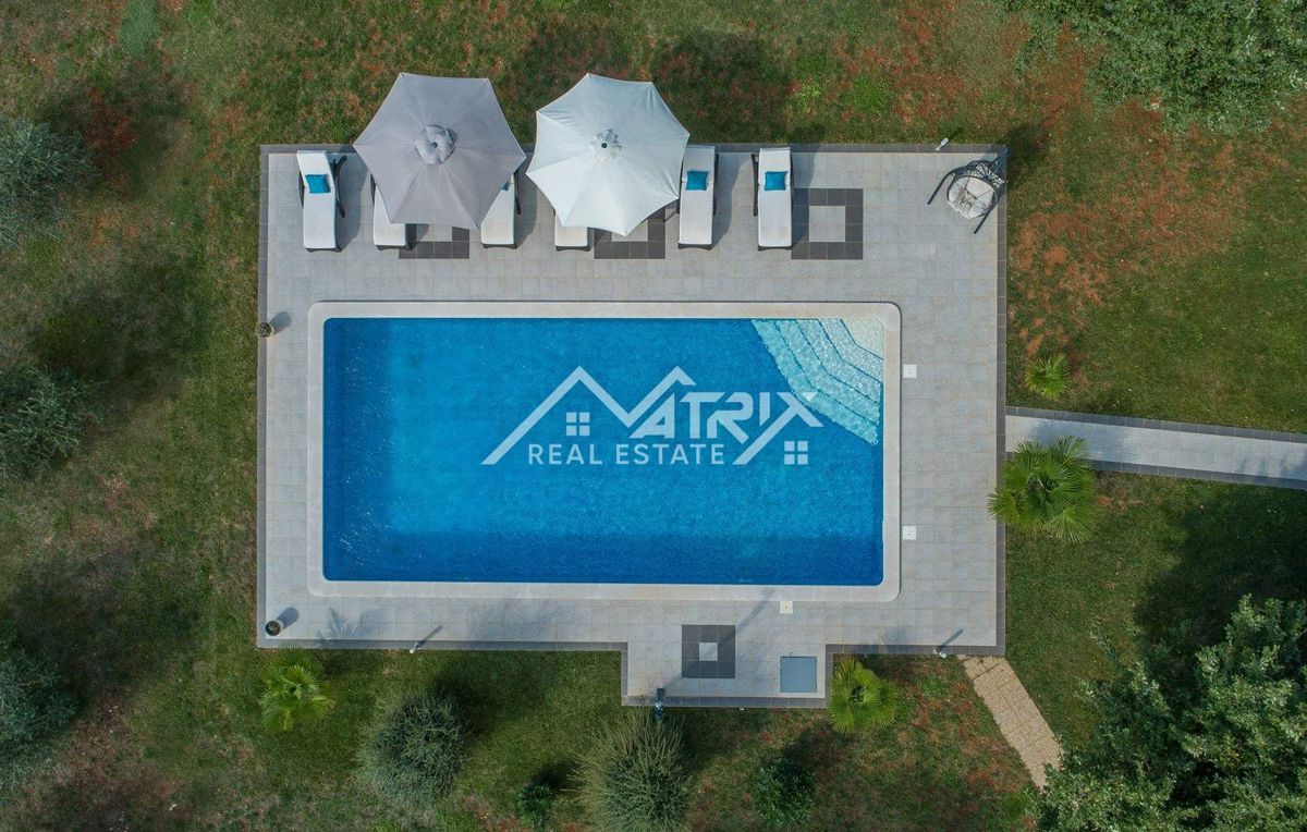 Rovinj okolica, posestvo z dvema hišama, bazen in pogled na morje