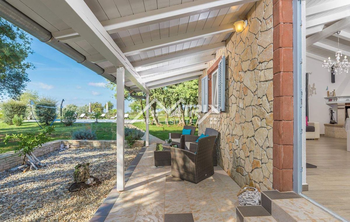 Rovinj okolica, posestvo z dvema hišama, bazen in pogled na morje