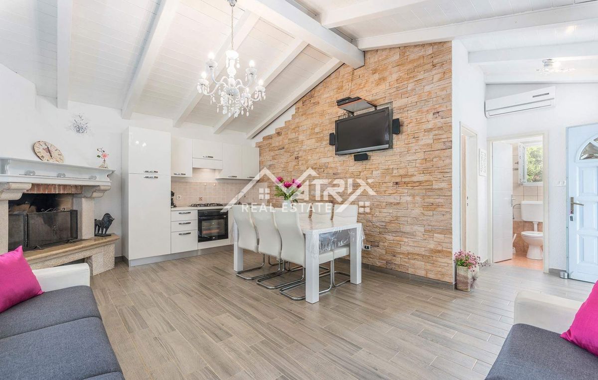 Rovinj okolica, posestvo z dvema hišama, bazen in pogled na morje