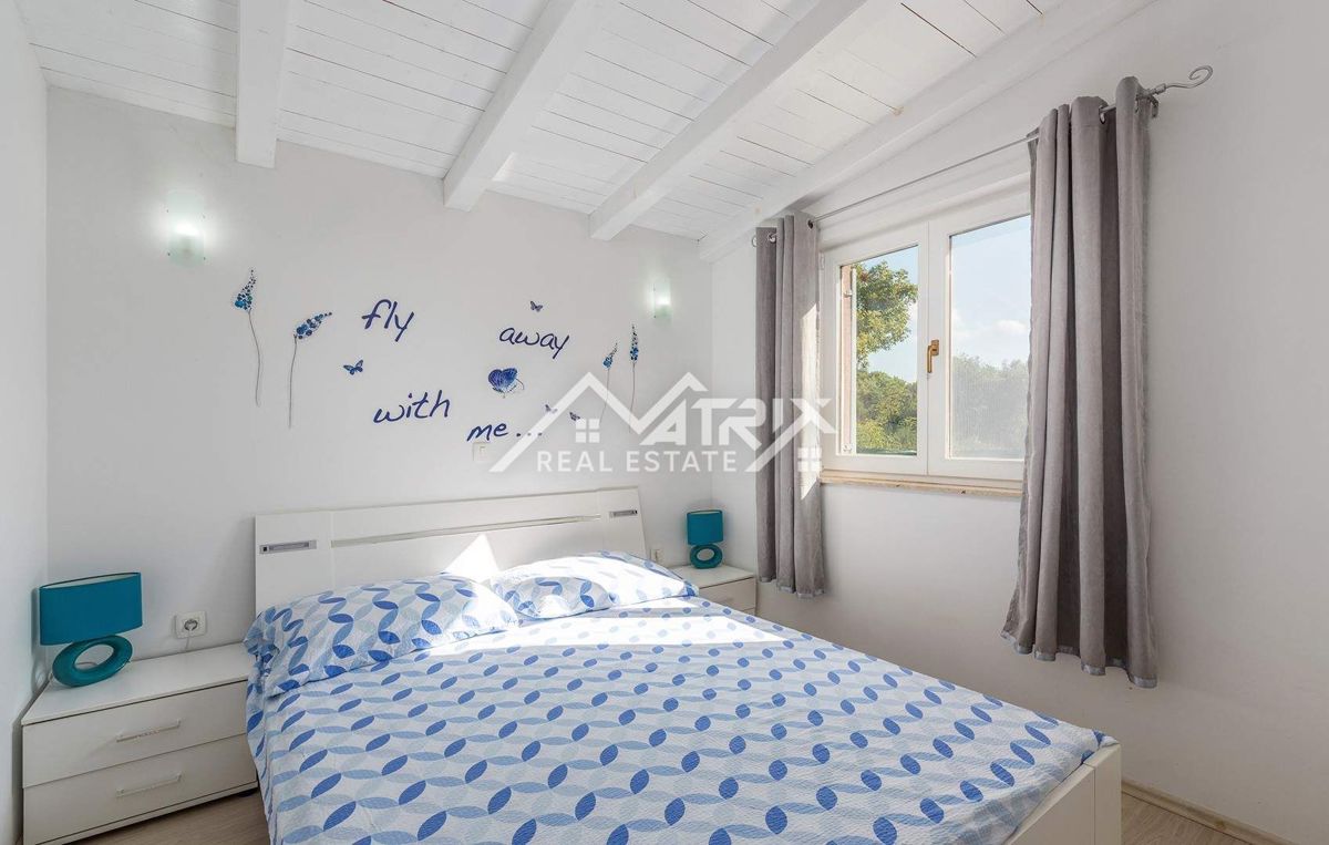 Rovinj okolica, posestvo z dvema hišama, bazen in pogled na morje