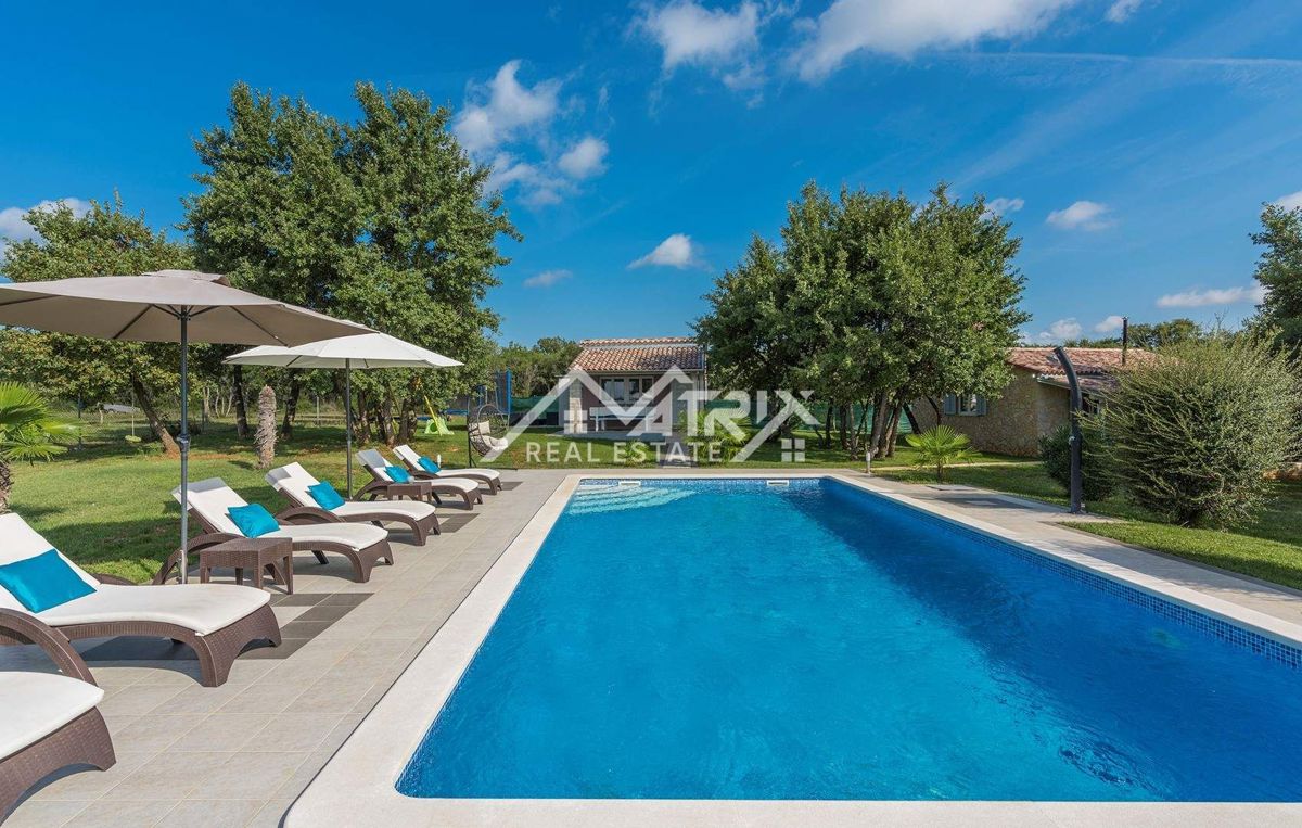 Rovinj okolica, posestvo z dvema hišama, bazen in pogled na morje