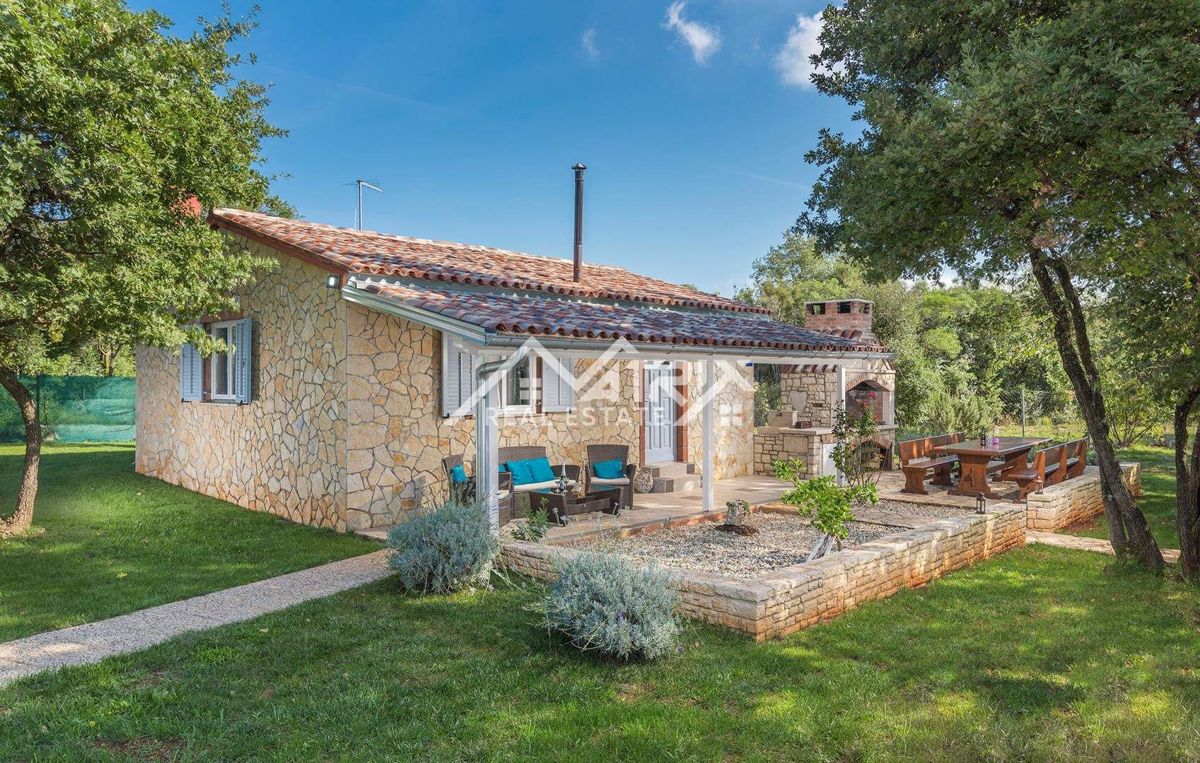 Rovinj okolica, posestvo z dvema hišama, bazen in pogled na morje