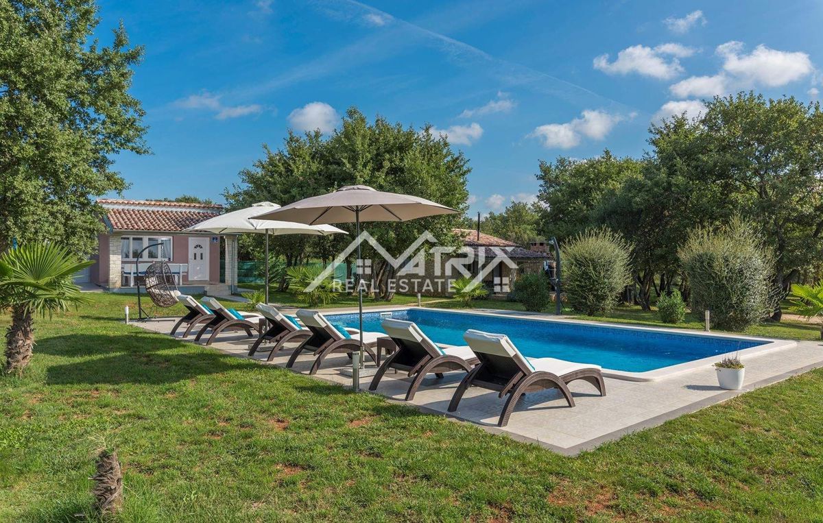 Rovinj okolica, posestvo z dvema hišama, bazen in pogled na morje