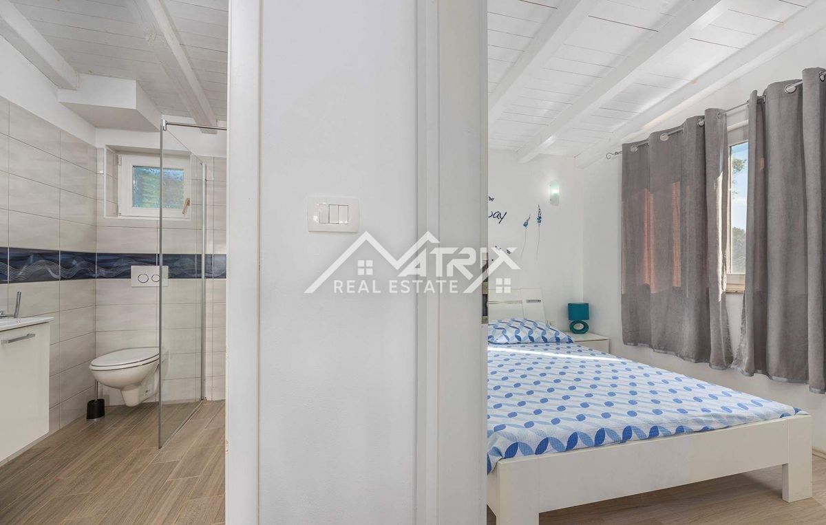 Rovinj okolica, posestvo z dvema hišama, bazen in pogled na morje