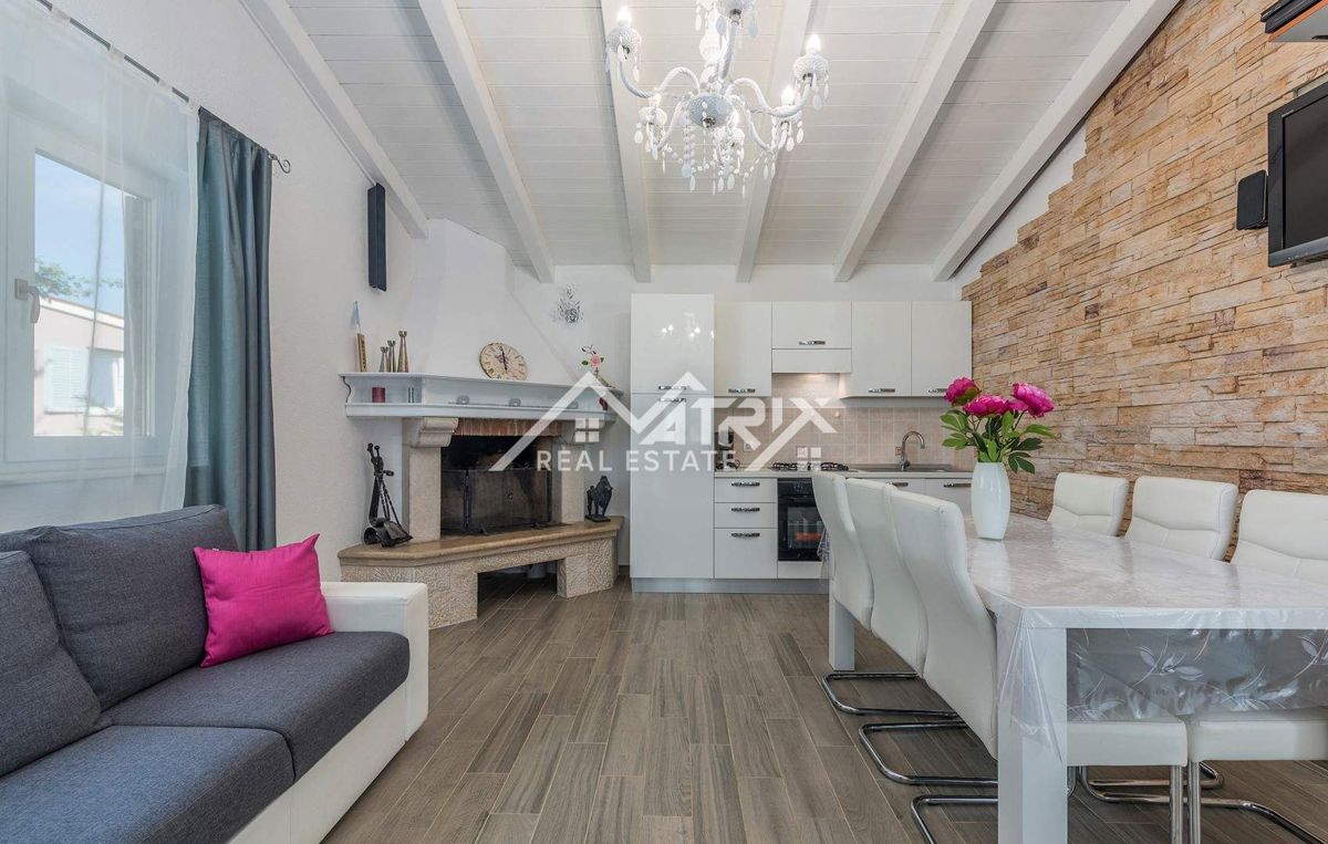 Rovinj okolica, posestvo z dvema hišama, bazen in pogled na morje