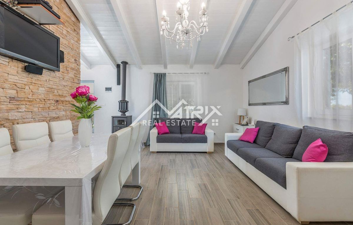 Rovinj okolica, posestvo z dvema hišama, bazen in pogled na morje