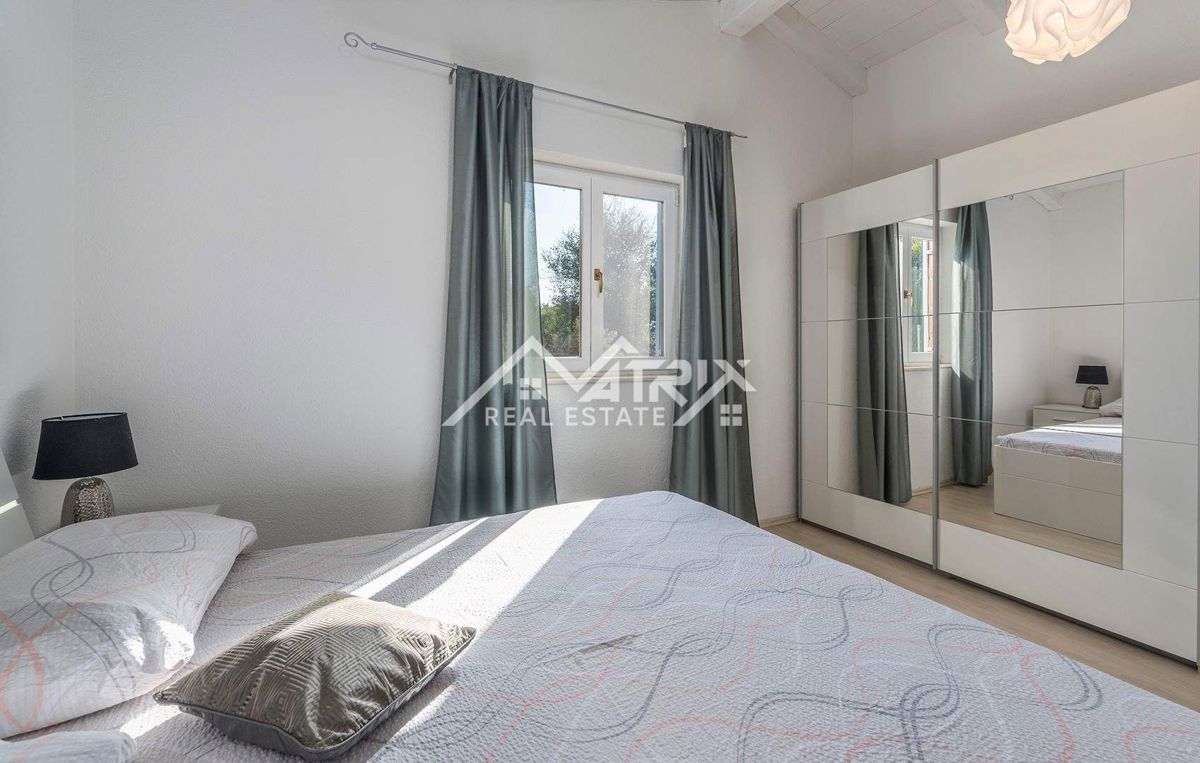 Rovinj okolica, posestvo z dvema hišama, bazen in pogled na morje