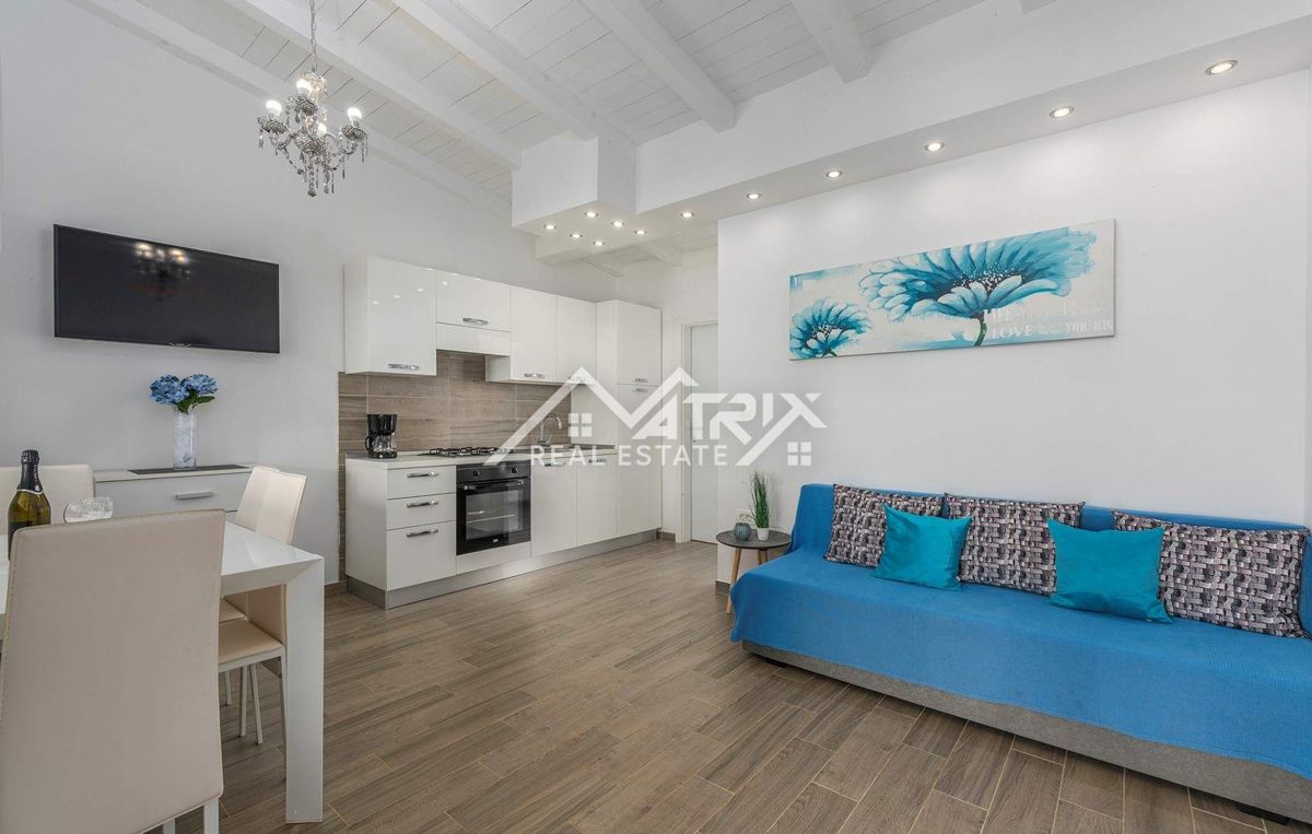 Rovinj okolica, posestvo z dvema hišama, bazen in pogled na morje