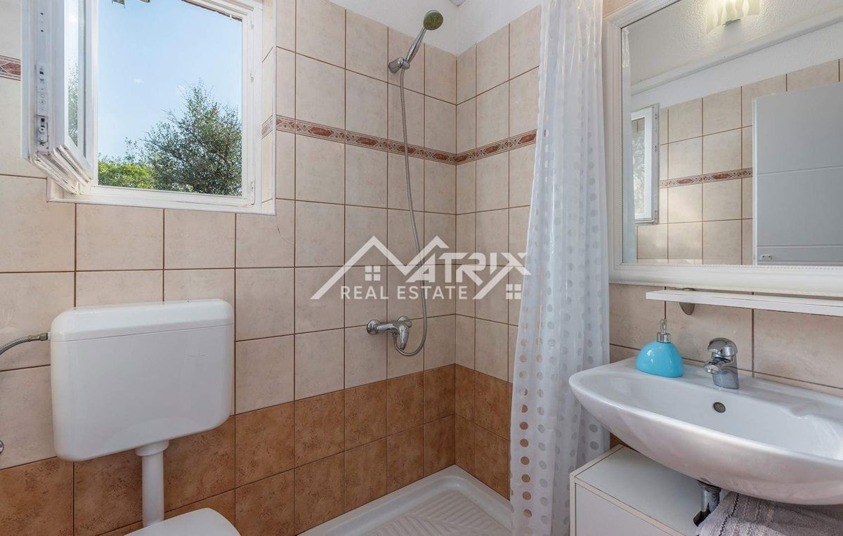 Rovinj okolica, posestvo z dvema hišama, bazen in pogled na morje