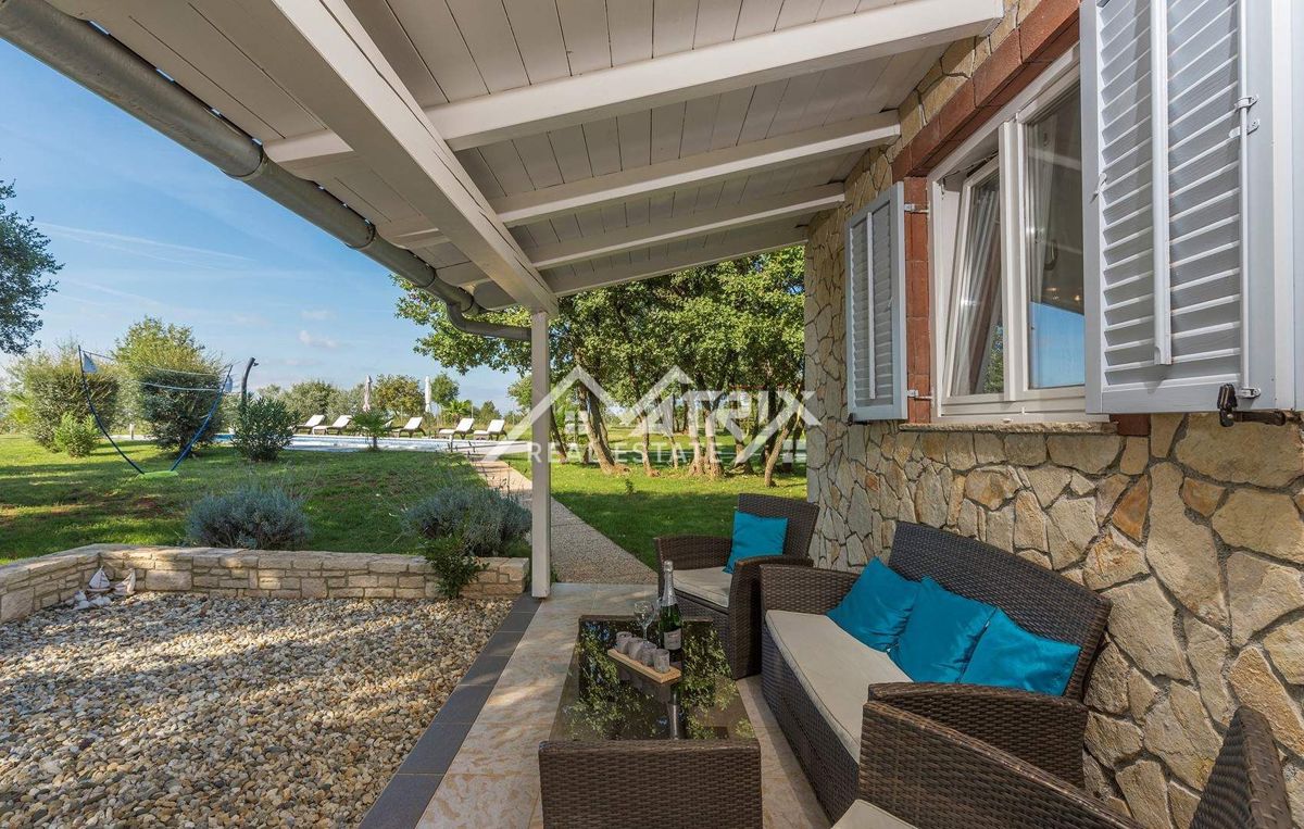 Rovinj okolica, posestvo z dvema hišama, bazen in pogled na morje