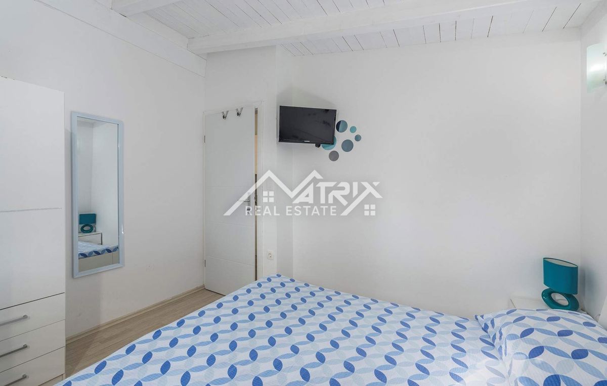 Rovinj okolica, posestvo z dvema hišama, bazen in pogled na morje