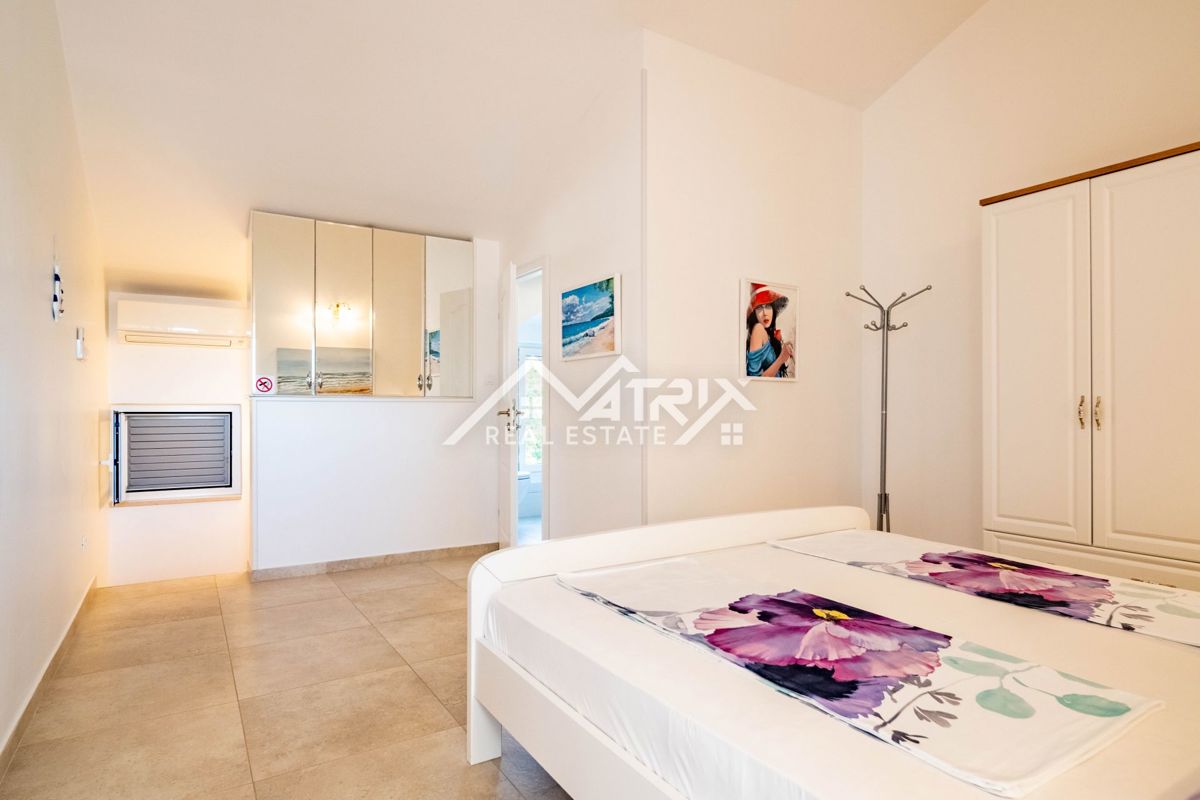 Novigrad okolica, elegantna vrstna hiša, le 300 m od morja