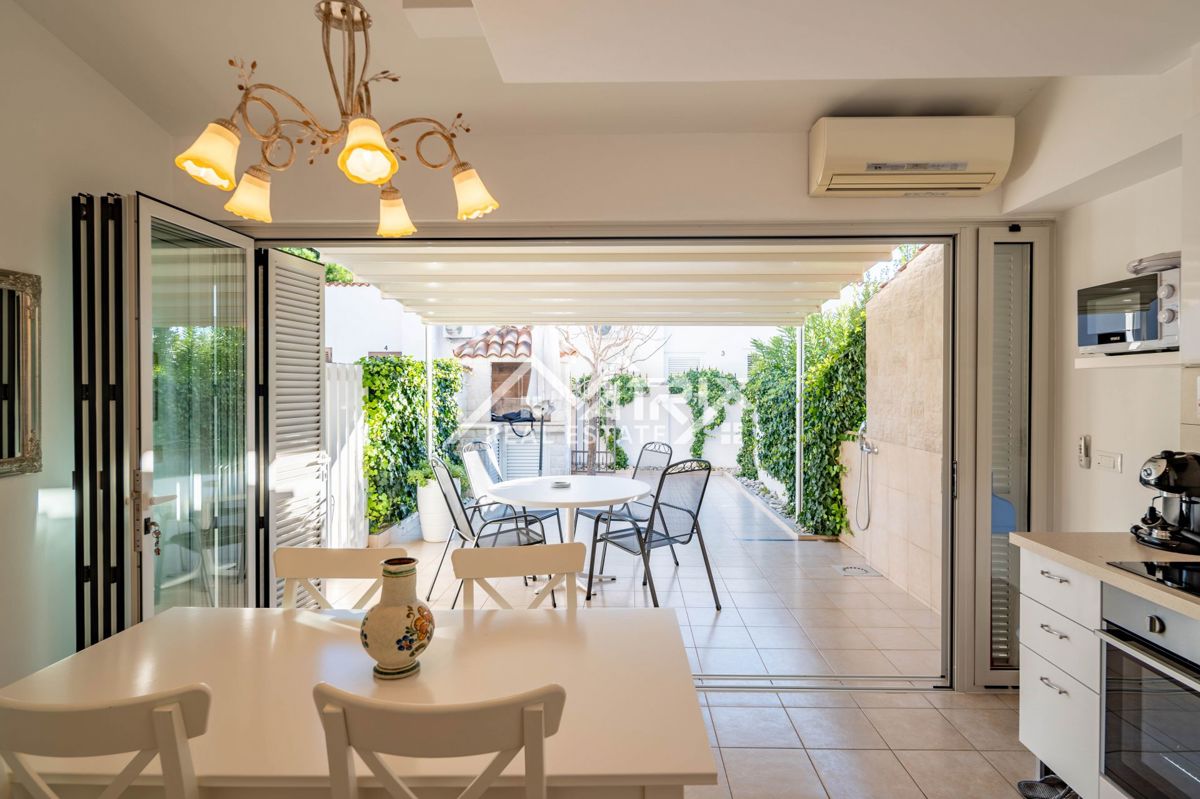 Novigrad okolica, elegantna vrstna hiša, le 300 m od morja