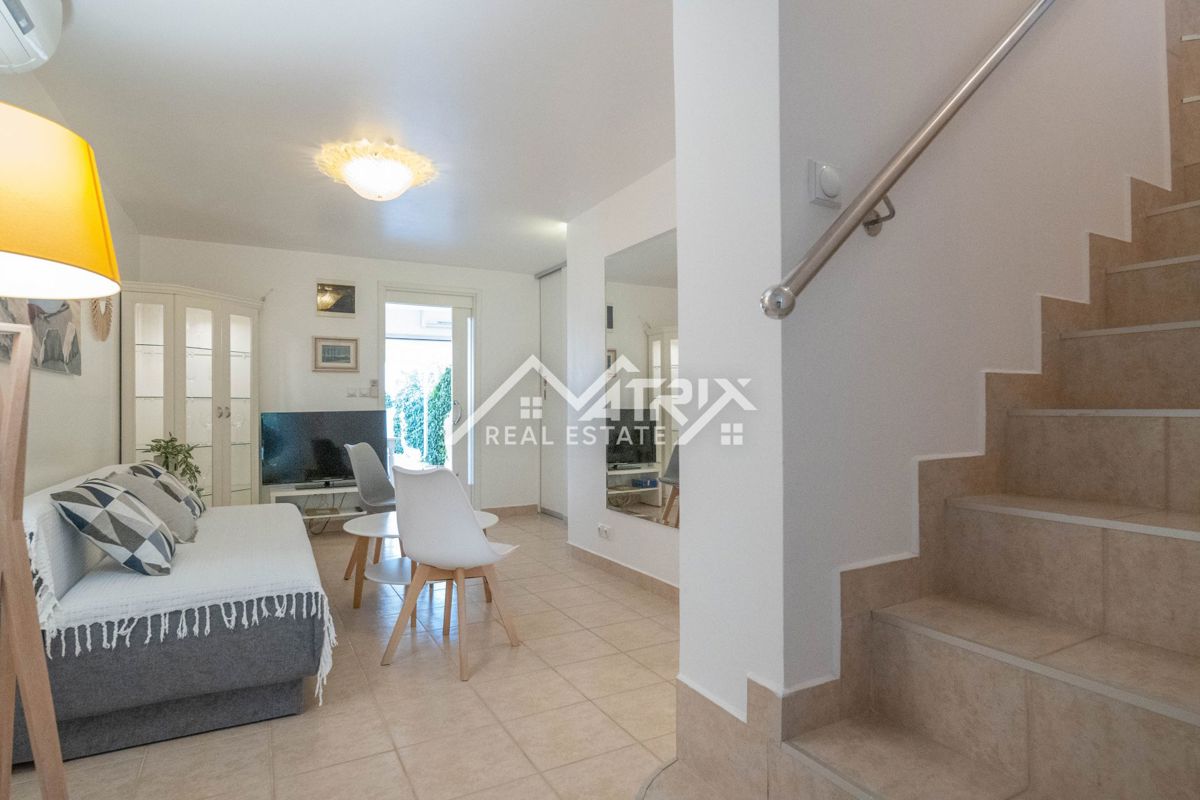 Novigrad okolica, elegantna vrstna hiša, le 300 m od morja