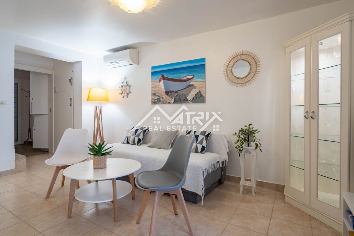 Novigrad okolica, elegantna vrstna hiša, le 300 m od morja