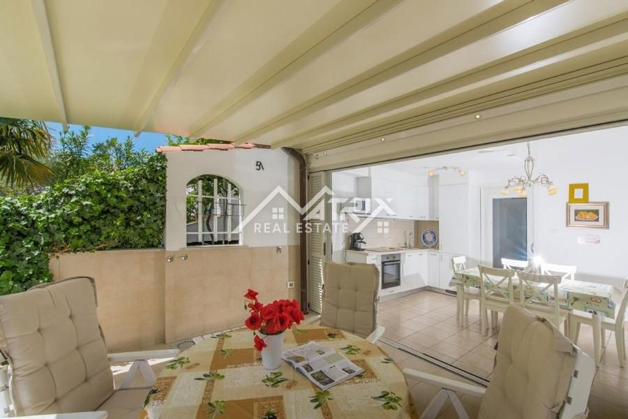 Novigrad okolica, elegantna vrstna hiša, le 300 m od morja