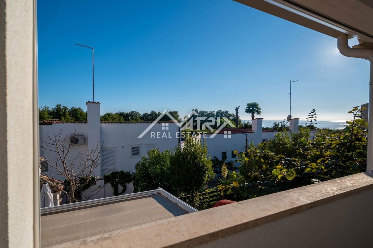 Novigrad okolica, elegantna vrstna hiša, le 300 m od morja