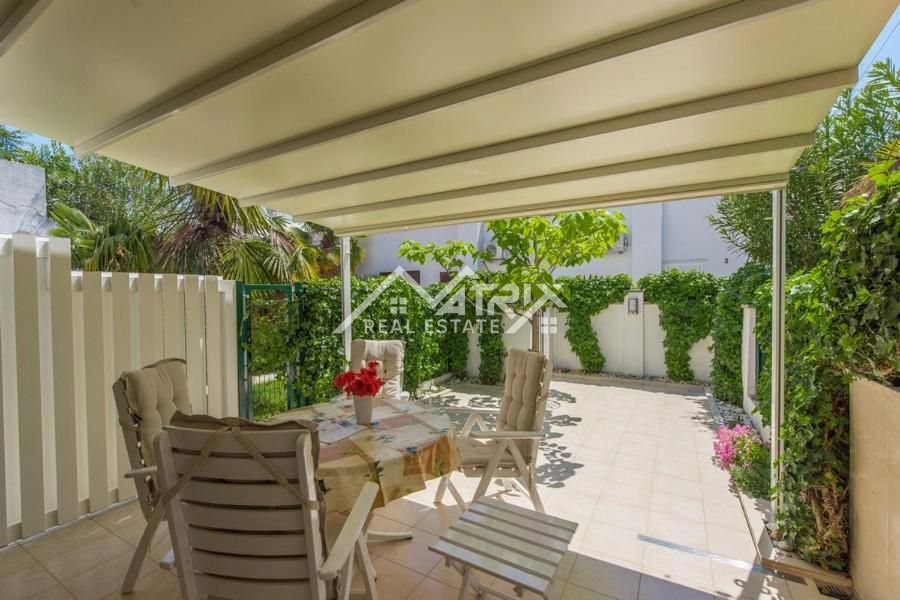 Novigrad okolica, elegantna vrstna hiša, le 300 m od morja