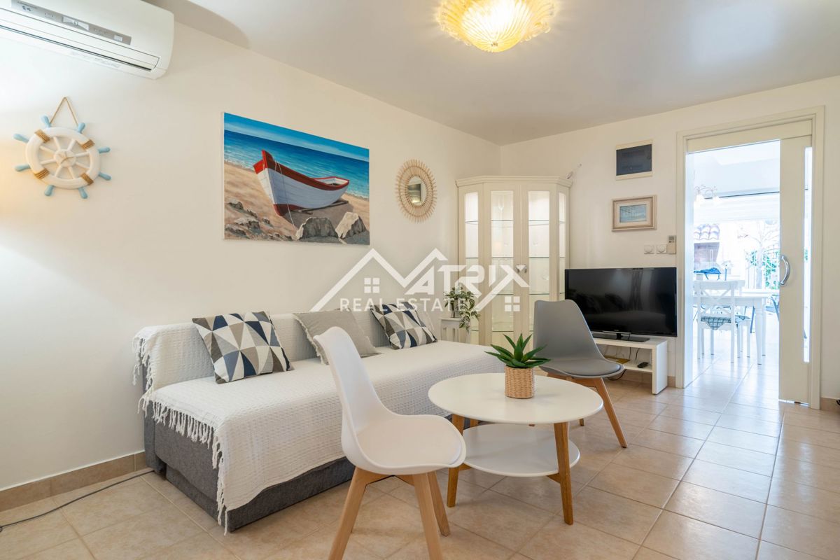 Novigrad okolica, elegantna vrstna hiša, le 300 m od morja