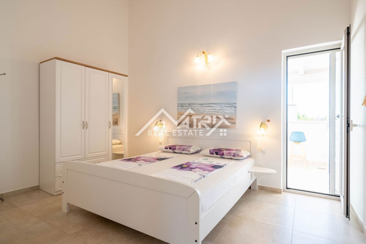 Novigrad okolica, elegantna vrstna hiša, le 300 m od morja