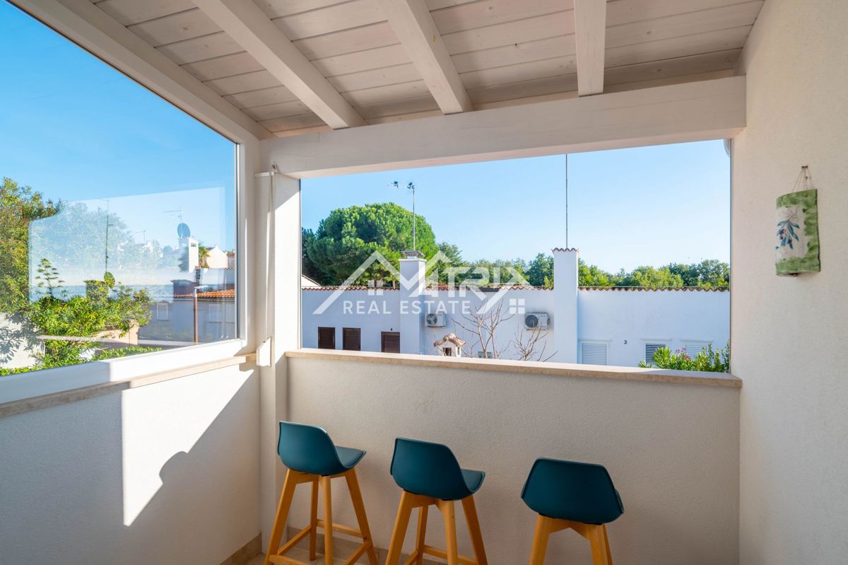 Novigrad okolica, elegantna vrstna hiša, le 300 m od morja