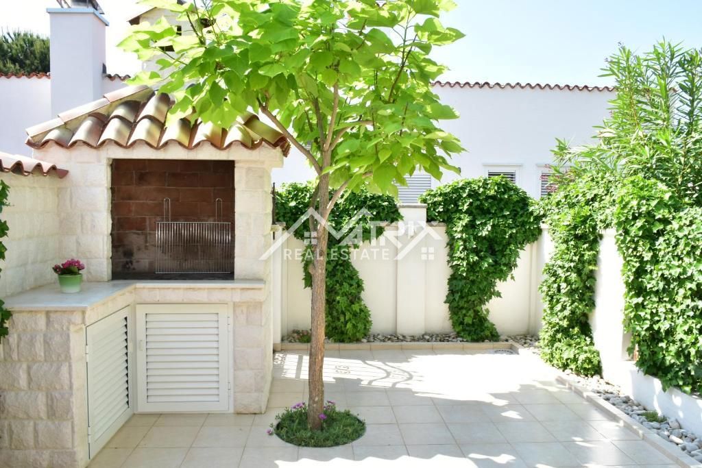 Novigrad okolica, elegantna vrstna hiša, le 300 m od morja