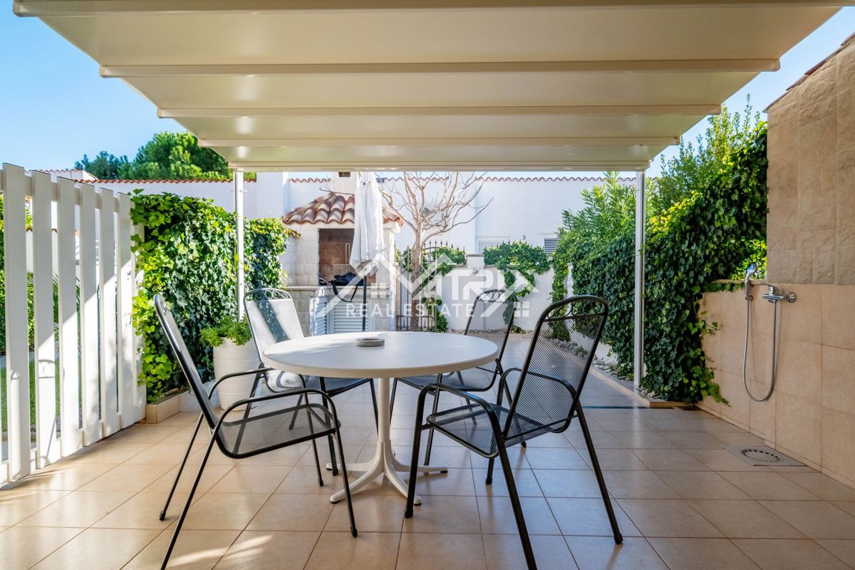 Novigrad okolica, elegantna vrstna hiša, le 300 m od morja