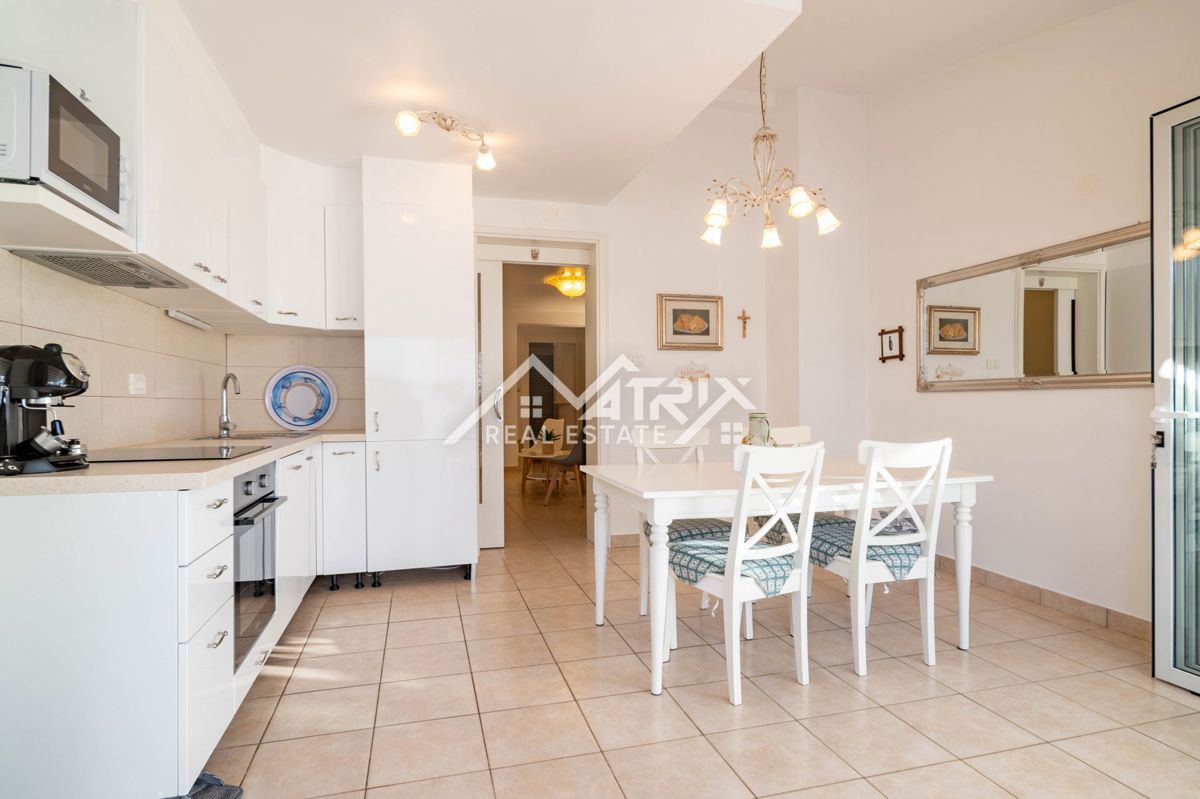 Novigrad okolica, elegantna vrstna hiša, le 300 m od morja