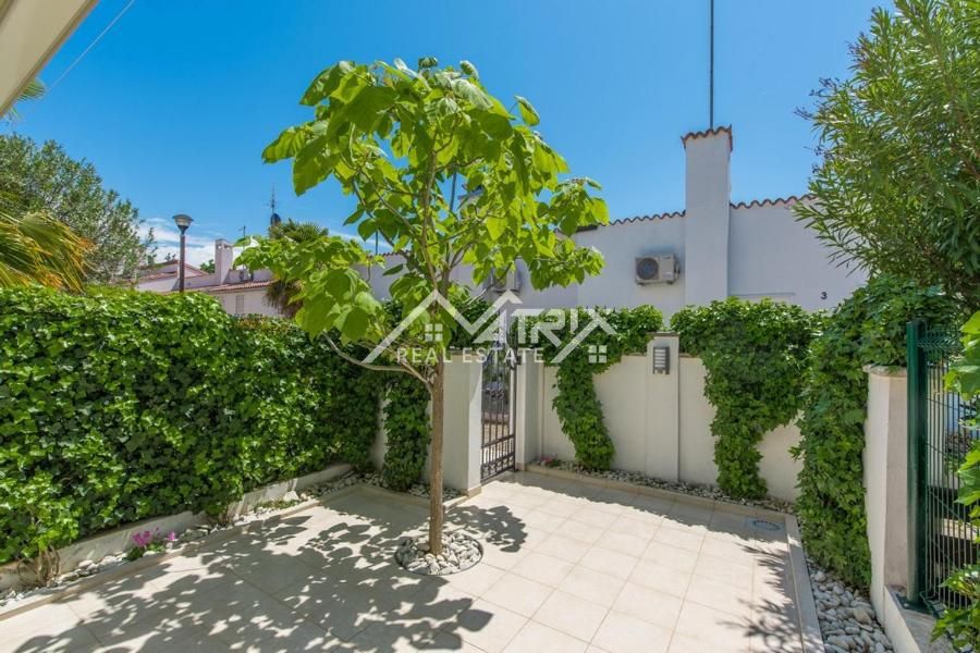 Novigrad okolica, elegantna vrstna hiša, le 300 m od morja