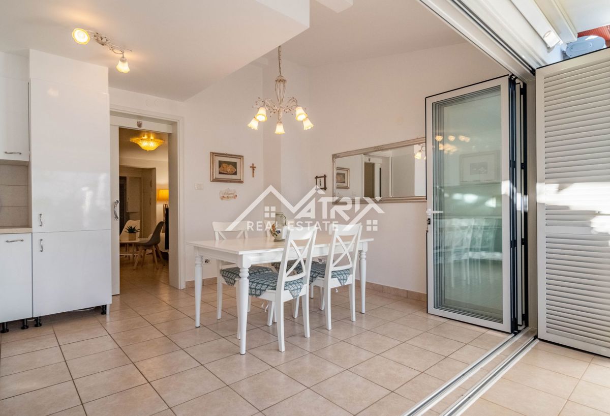 Novigrad okolica, elegantna vrstna hiša, le 300 m od morja