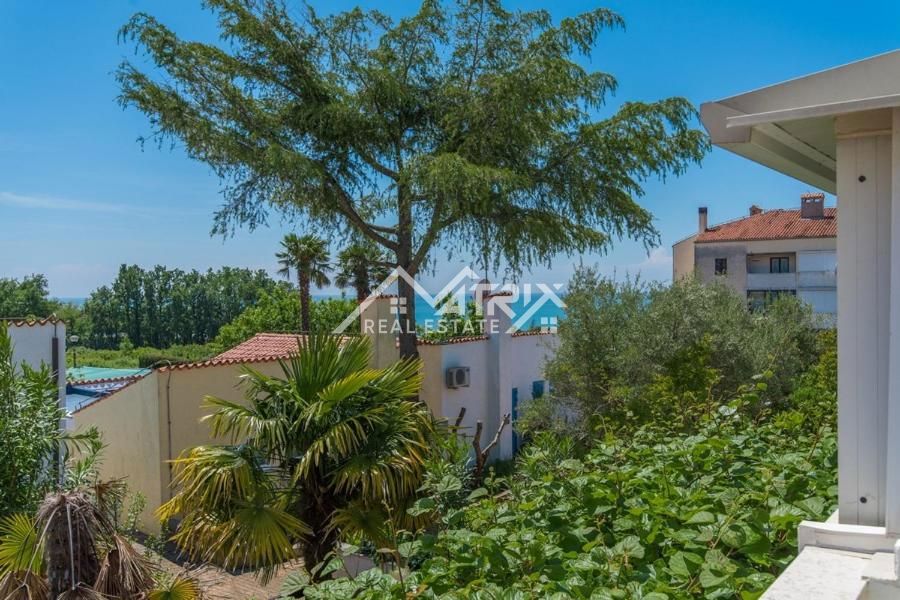 Novigrad okolica, elegantna vrstna hiša, le 300 m od morja