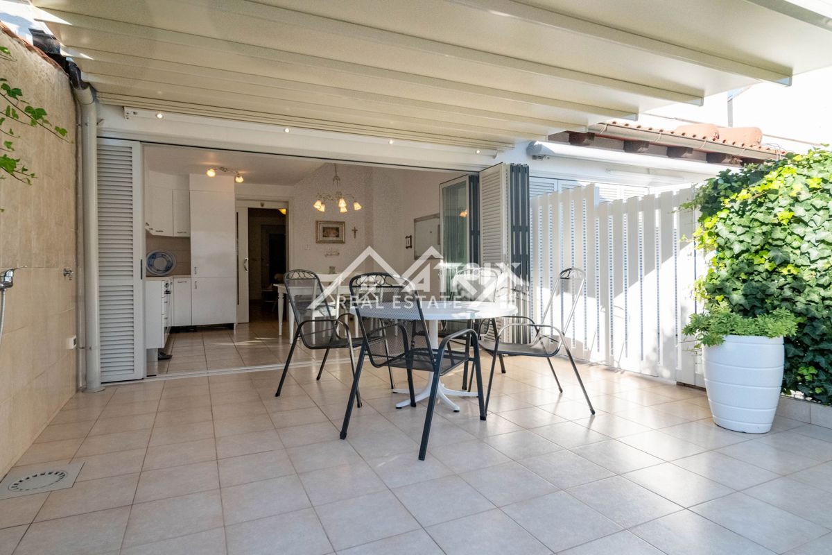 Novigrad okolica, elegantna vrstna hiša, le 300 m od morja