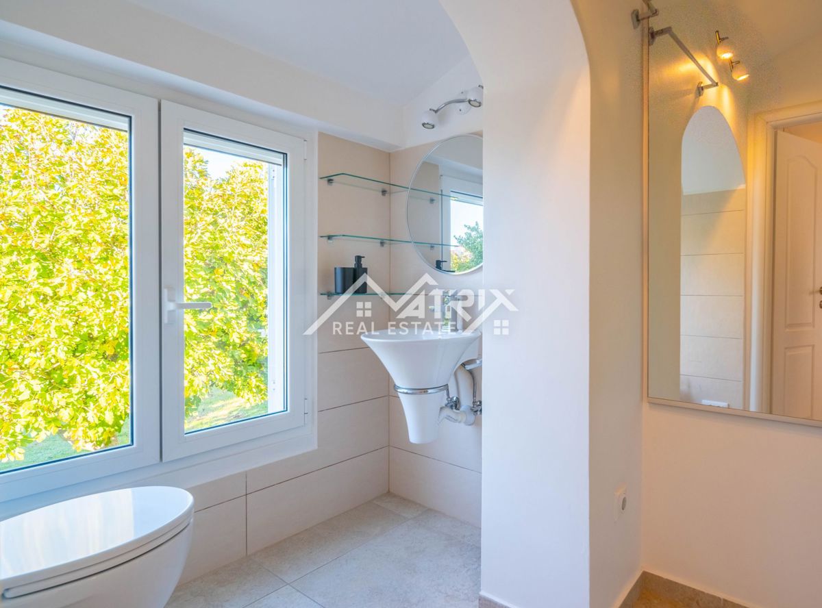 Novigrad okolica, elegantna vrstna hiša, le 300 m od morja