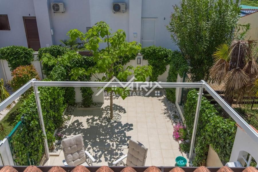 Novigrad okolica, elegantna vrstna hiša, le 300 m od morja