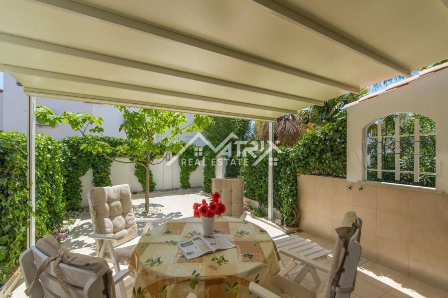 Novigrad okolica, elegantna vrstna hiša, le 300 m od morja