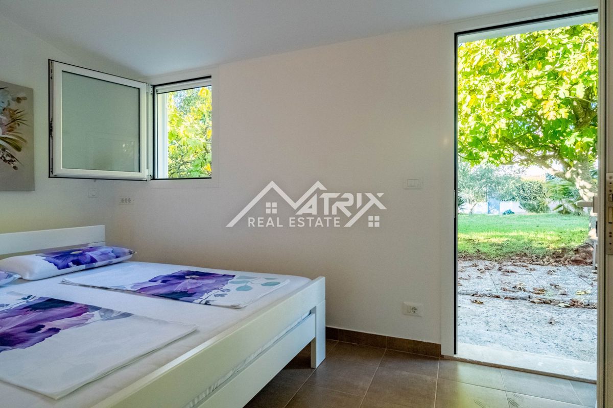 Novigrad okolica, elegantna vrstna hiša, le 300 m od morja